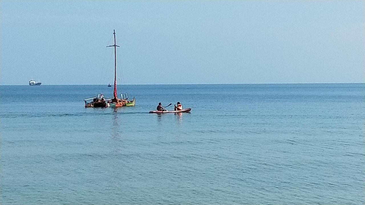 Omah Laut Bondo Jepara - By The Beach, Direct View Of The Sea, Great Base For Water Sports Margokerto Kültér fotó