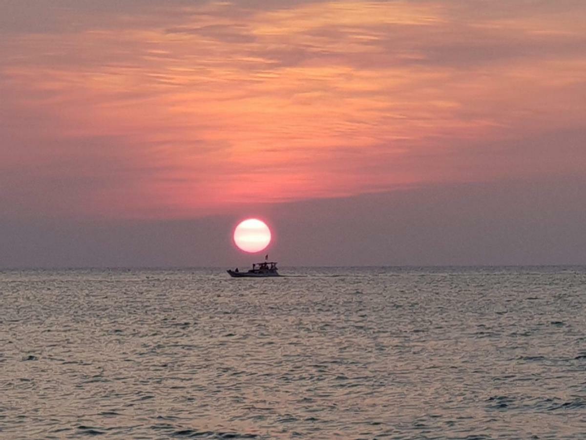 Omah Laut Bondo Jepara - By The Beach, Direct View Of The Sea, Great Base For Water Sports Margokerto Kültér fotó
